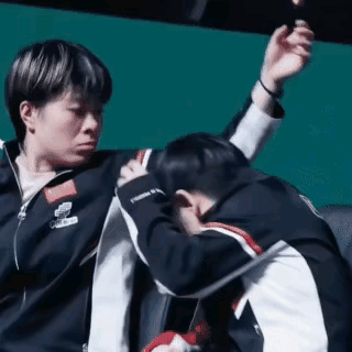 莎莎这一躲，尽显女孩子的娇憨之气，太可爱了！莎莎和大迪十分专注地看国乒比赛，俩