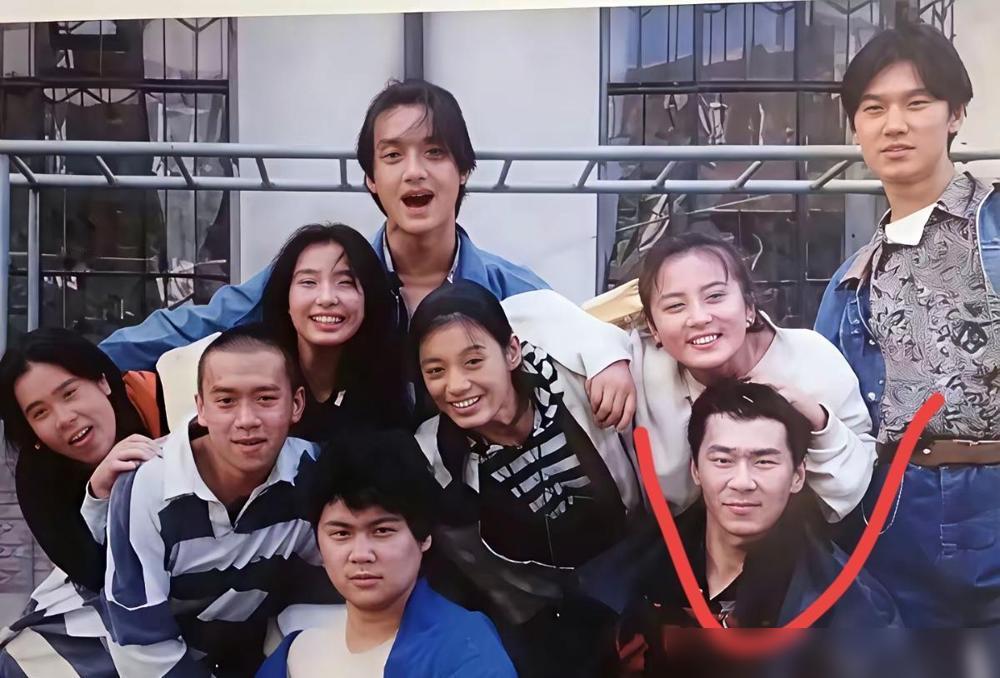 他越不被看见，角色就越真实。47岁，提名金鸡奖。媒体写“大器晚成”。其实他本