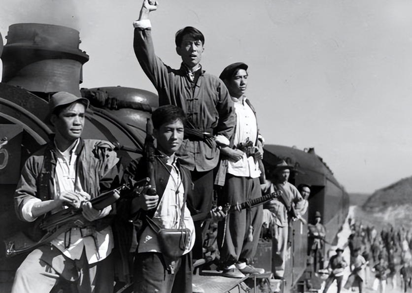 1942年，毛主席感慨延安处境极其困难后，在山东视察的刘少奇在铁道游击队的护送下