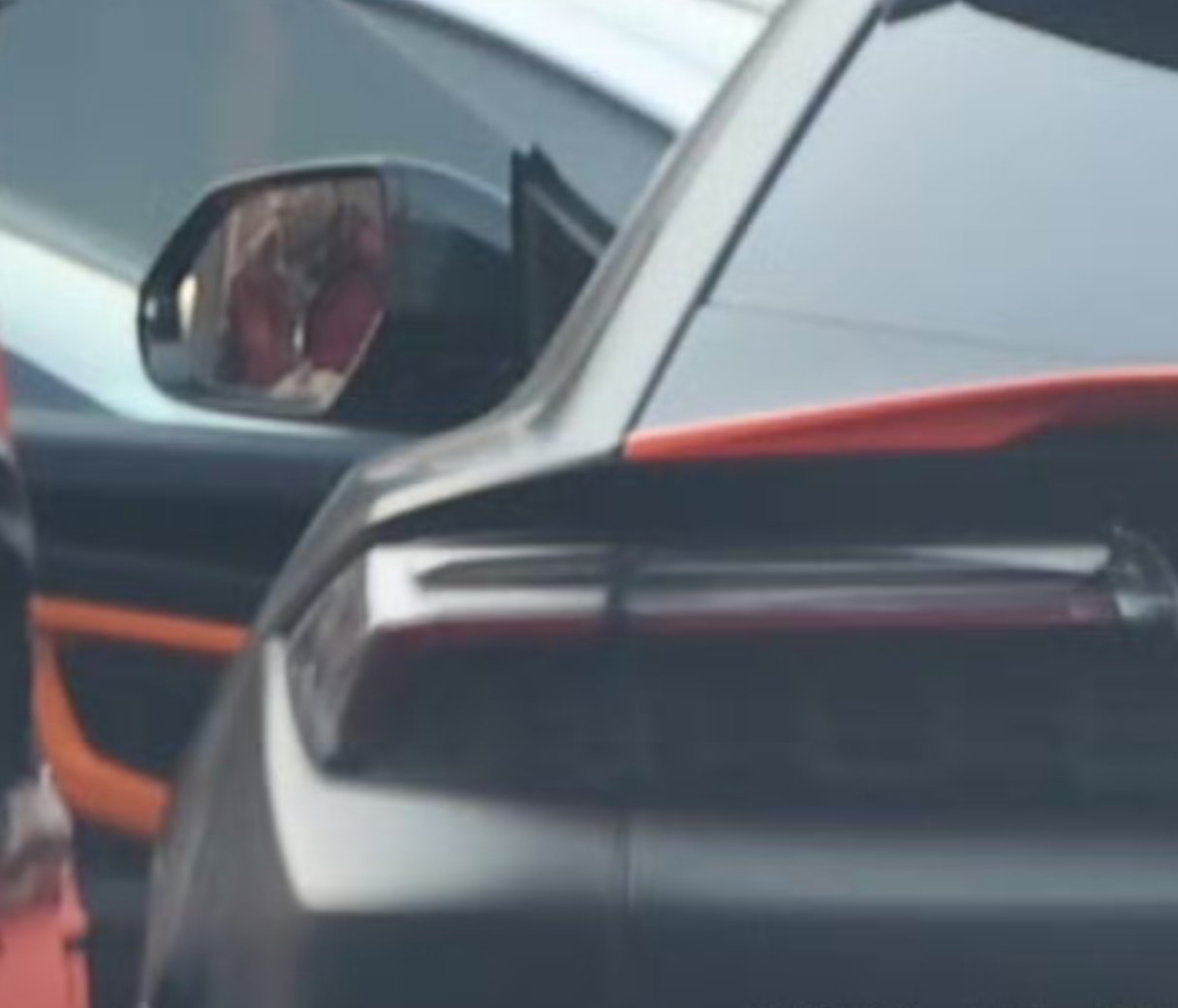 曝关晓彤喜提新车以为是哪一家签下代言之类的。看着图片，各位说，这是哪个车。虽然