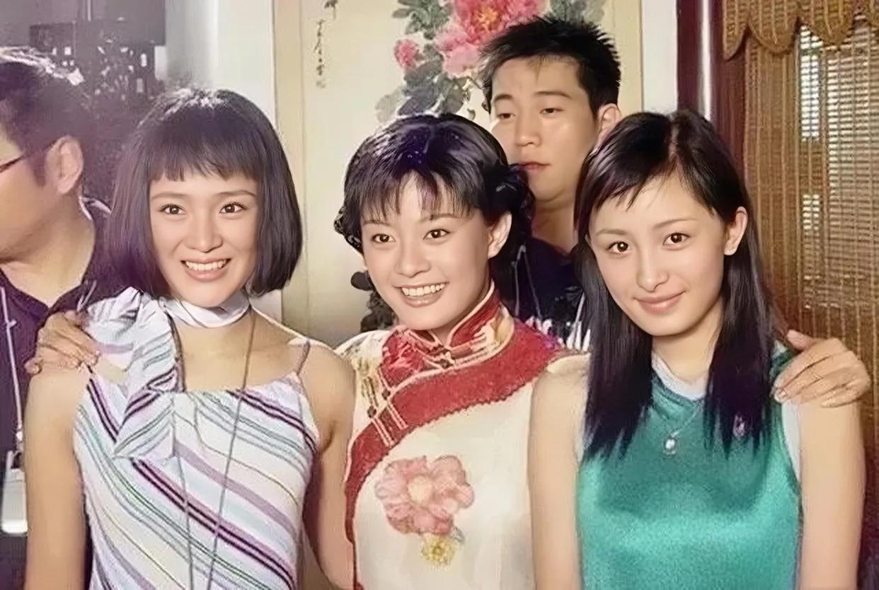 这张旧照最好看的居然不是云鬓花颜、笑若暖阳的孙俪，也非长发垂肩、不太好辨认的杨幂