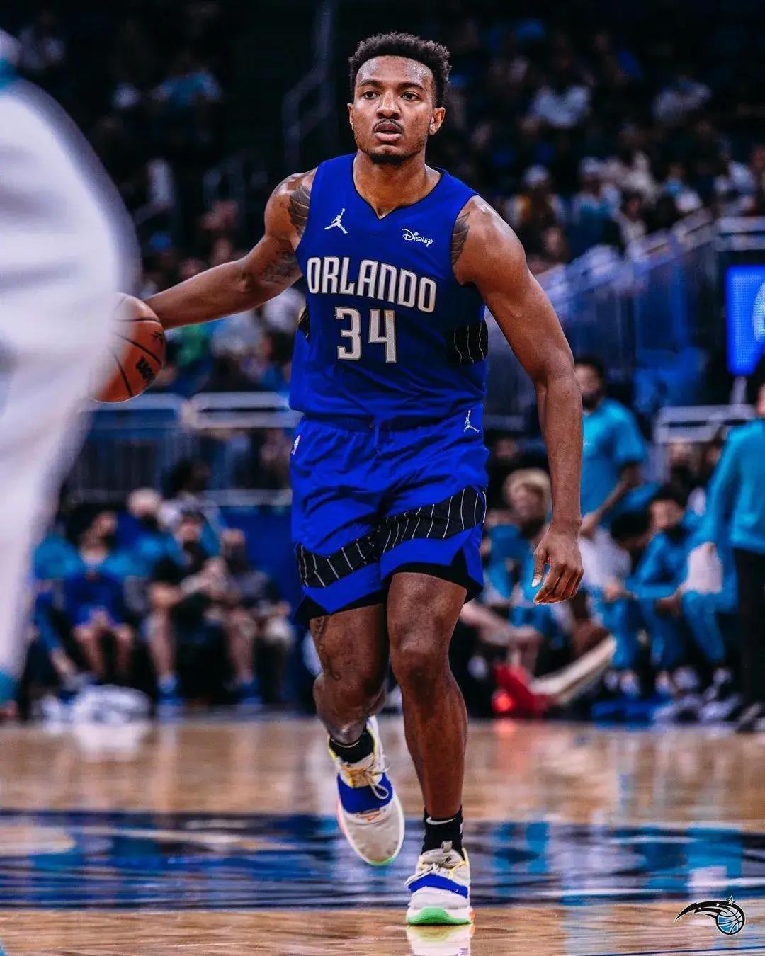 魔术队小卡特体型比杜伦还大一号本赛季首轮季后赛最大的冷门就是魔术首场季后赛以