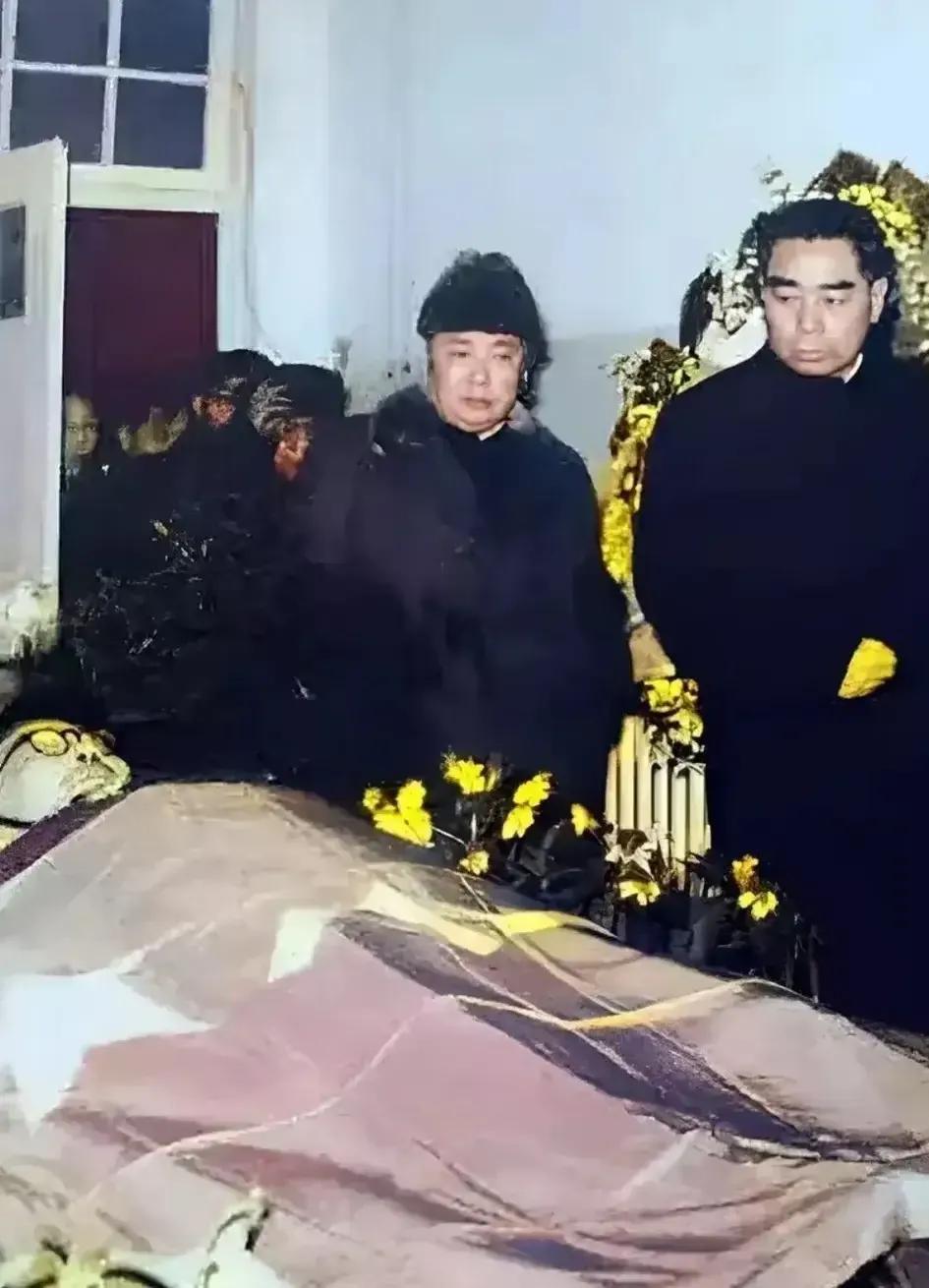 1962年2月9日，解放军副总参谋长上将李克农在北京病逝，周总理与外交部长陈毅前