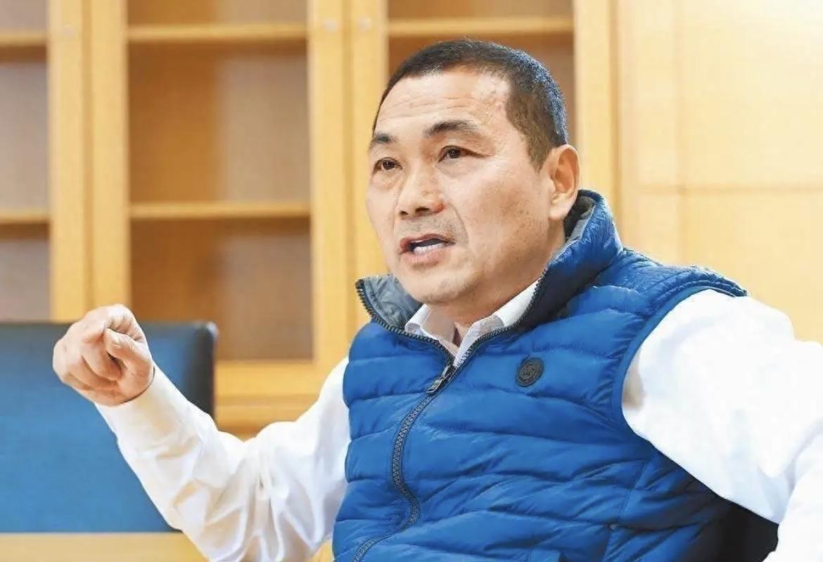 侯友宜还好意思给郑丽文上课？纯属自曝短板！郑丽文顶着绿营“抹红”和党内非议，去