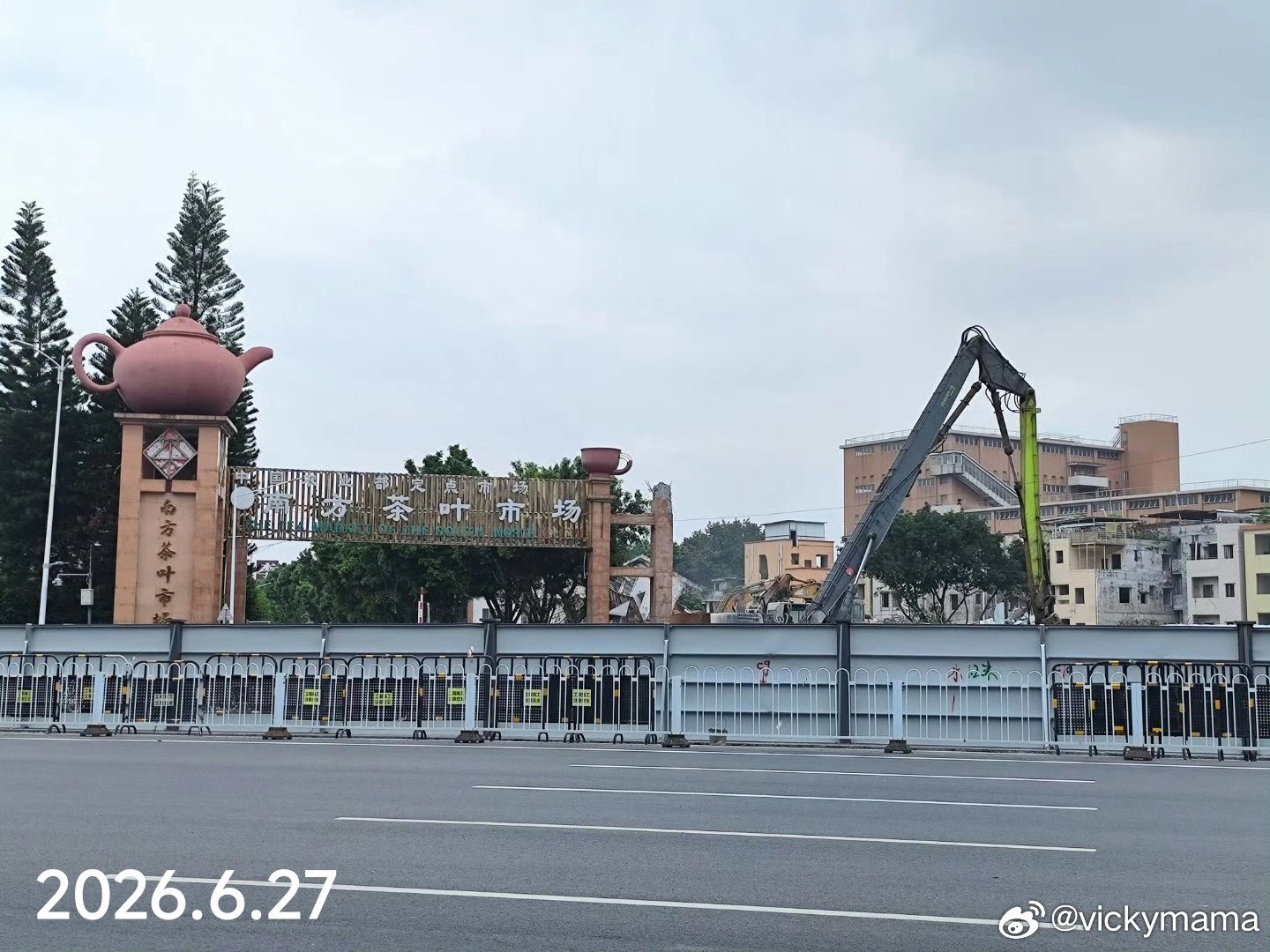 广州今昔【芳村石围塘南方茶叶市场】图一摄于2026.3.13，图二摄于2026