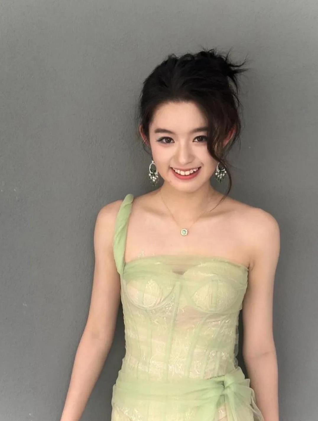 请网友高抬贵手，放黄杨钿甜一马，别再抓着一个18岁的小姑娘不放，她并没有做错任何