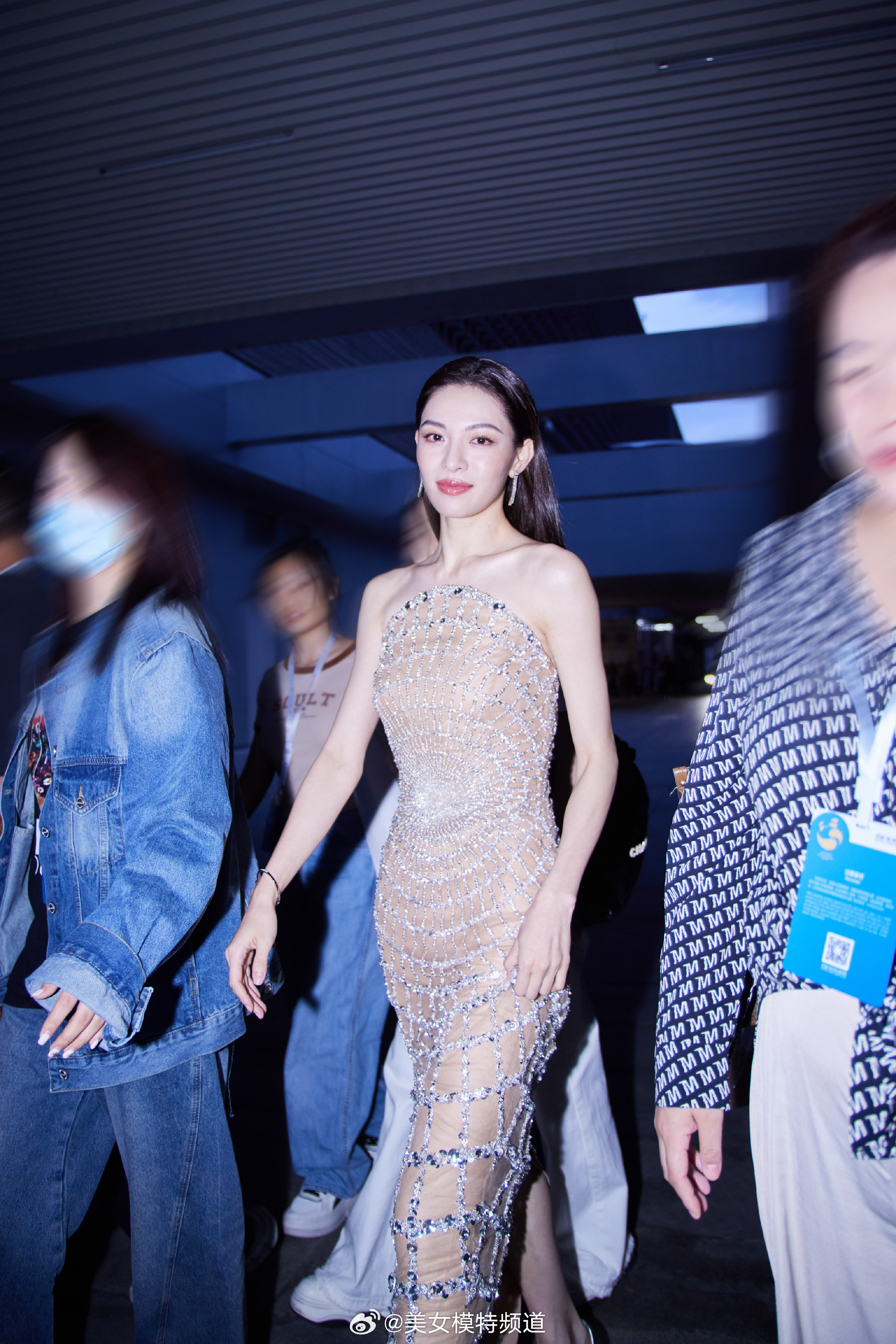 钟楚曦把钻石蜘蛛网穿身上