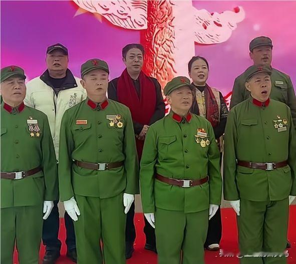 昨晚老姚在直播时做出了一件令人瞩目的事，他把自己曾经的战友请到了直播间。那场面，