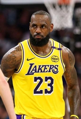 12.6次出手：詹姆斯牺牲背后的困境12.6次，数字背后是一位历史级巨星被迫转