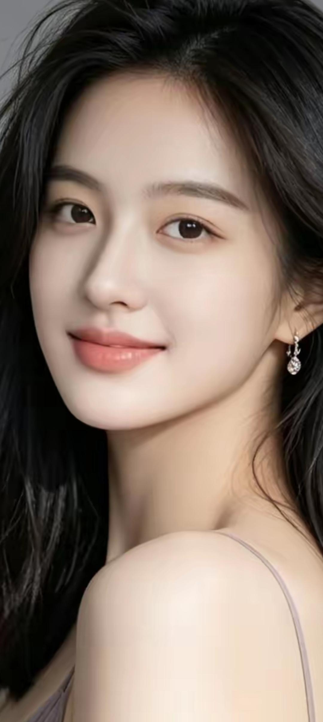 温柔甜美的少女，笑靥如花，闪耀的耳环，优雅迷人。