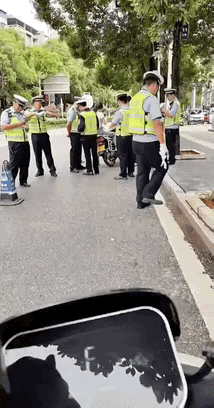 黑衣男子不是安全帽吧[捂脸哭]