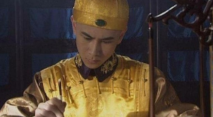张廷玉试探着问乾隆：“臣近八十岁了，可不可以荣归故里了？”没想到，乾隆“唰”得变