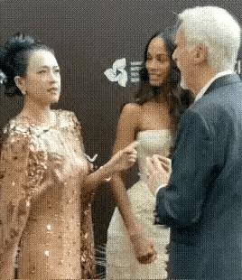 章子怡不愧是混过好莱坞的，和卡梅隆侃侃而谈，整个人光彩夺目，自信活泼尽显国际范，