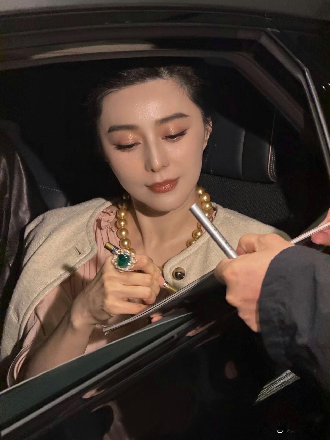 有人说,这是亚洲洲花。亚洲洲花?谁给封的?历史上确实有两个类似这样抬头的