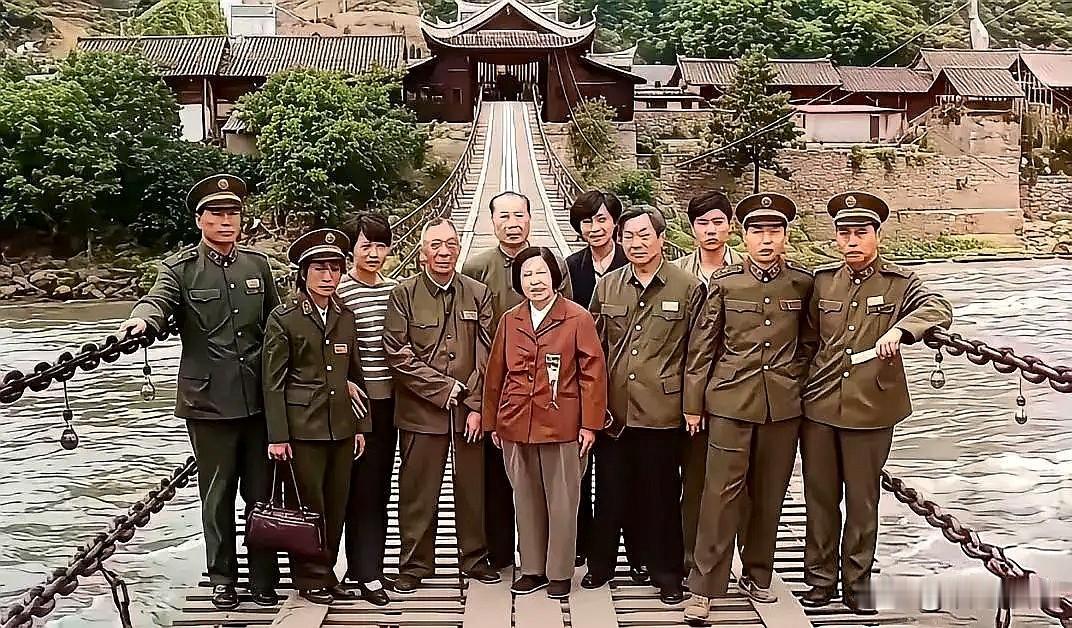 🍁1985年5月，一位开国上将偕夫人、及31位参加过长征的老战友，来到四