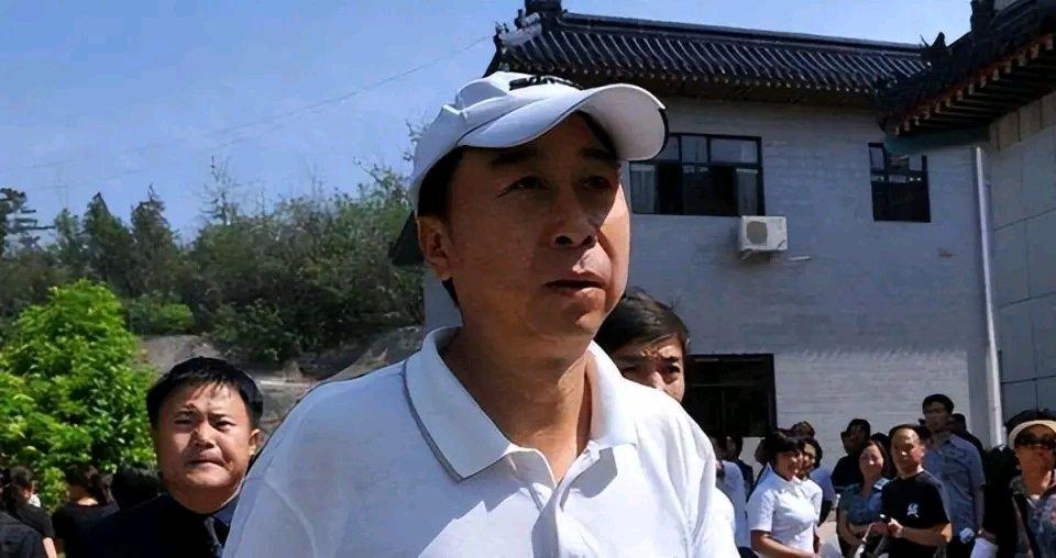 2026年初，“艺术家该如何自处”成了网上热议话题，68岁冯巩和闫学晶形成鲜明对