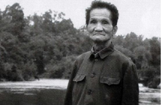 1947年，已成为解放区的山东一村子来了个特殊的乞丐，他拒绝所有村民的施舍，径直