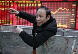 一个福建散户盯上了中远海控，在15.8元的位置吃进40000股，前前后后投进去6