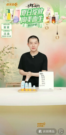 观众又开始看热闹不嫌事大了。晚上，评论区有人故意气董董:宇辉跑新疆去了你知道