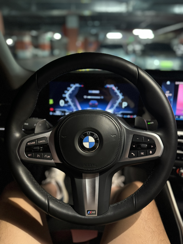 23款3系方向盘我的爱车是23款3系，当时刚好赶在改款前买的，所以方向盘上还是