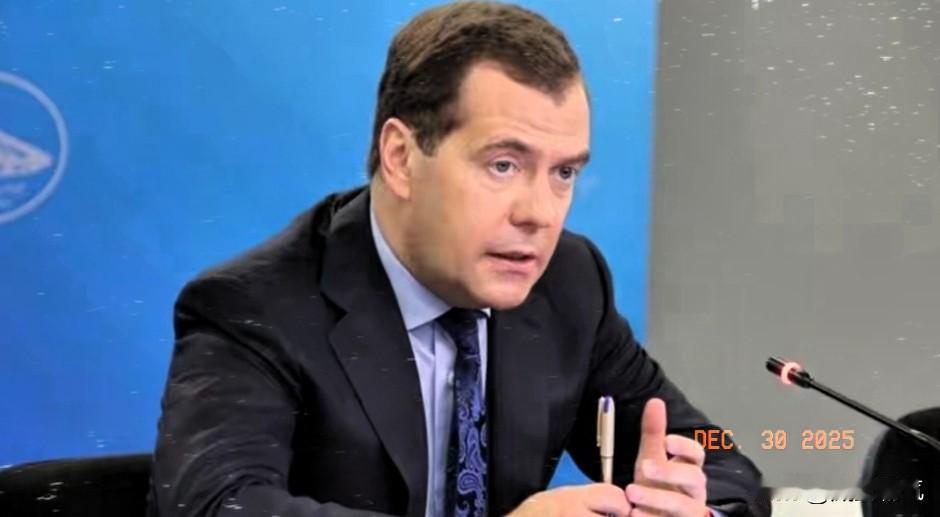 乌克兰疑似用无人机袭击普京官邸后，我一直在等梅德韦杰夫的表态，现在终于来了！梅德