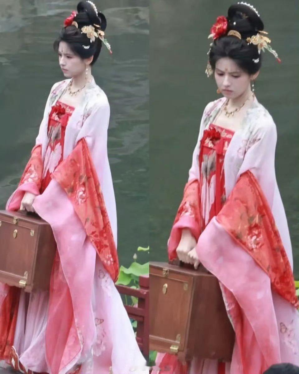 王楚然、鹤男、鞠婧祎是同一个造型师吗？感觉一模一样​​​​