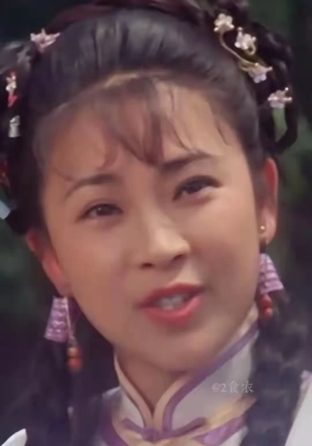 最近李连杰生病在网上成为新闻，让许多人提起他抛妻弃女的过往，黄秋燕让许多人重新提