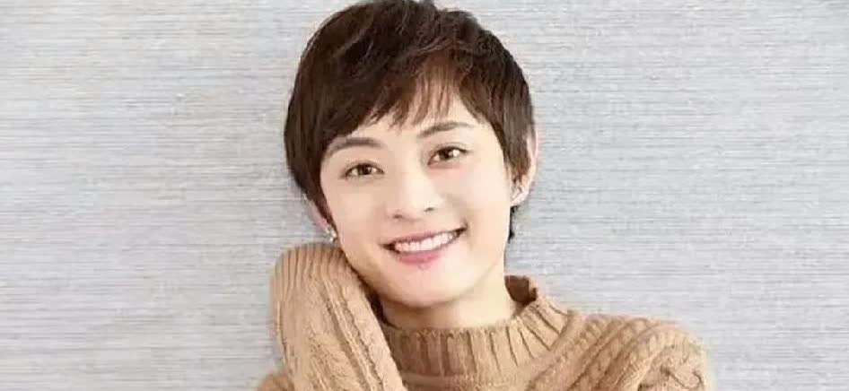 演员孙俪说：“妈妈经常带同父异母的妹妹出去玩，别人就问妈妈这是谁家的小孩，妈妈就