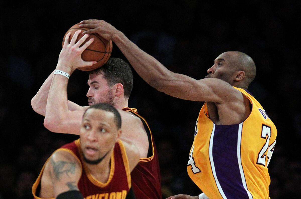 KobeBryant隔球传功科比