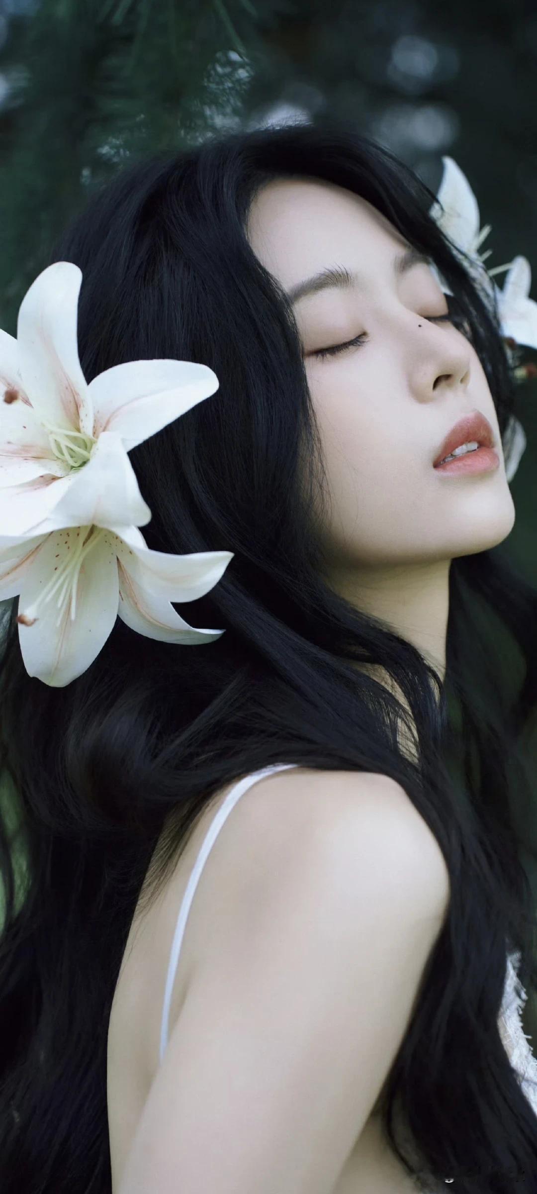 短剧演员叶鑫鑫壁纸～森系美学太美了，白百合与蕾丝交织，透着满满的仙女气质！晒