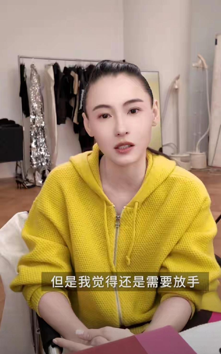 张柏芝母亲节罕见晒母子四人同框照，8岁三胎儿子正面出镜超帅气母亲节