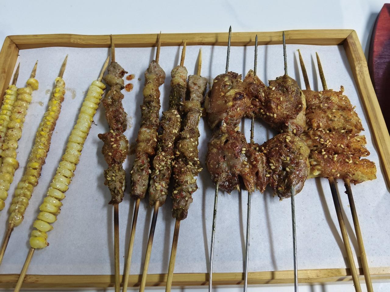 晚饭自己下楼，进了一个烧烤店，点了一份烤鱼，点了几个羊肉串，鸡头。点了两瓶啤酒，