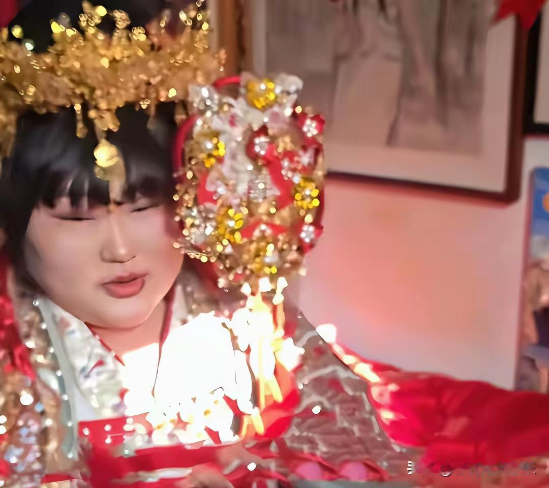 大衣哥女儿朱雪梅结婚那天，场面热闹得很，可镜头一扫——她和新郎站一块儿，愣是没一