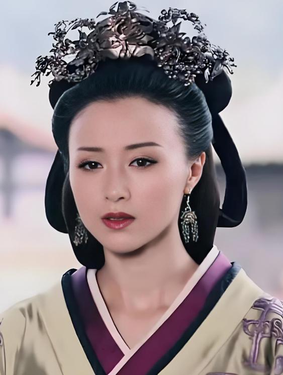 公元前195年，刘邦去世，薄姬跪在他的灵前痛哭。此时吕后走来，对她温柔地说：“你