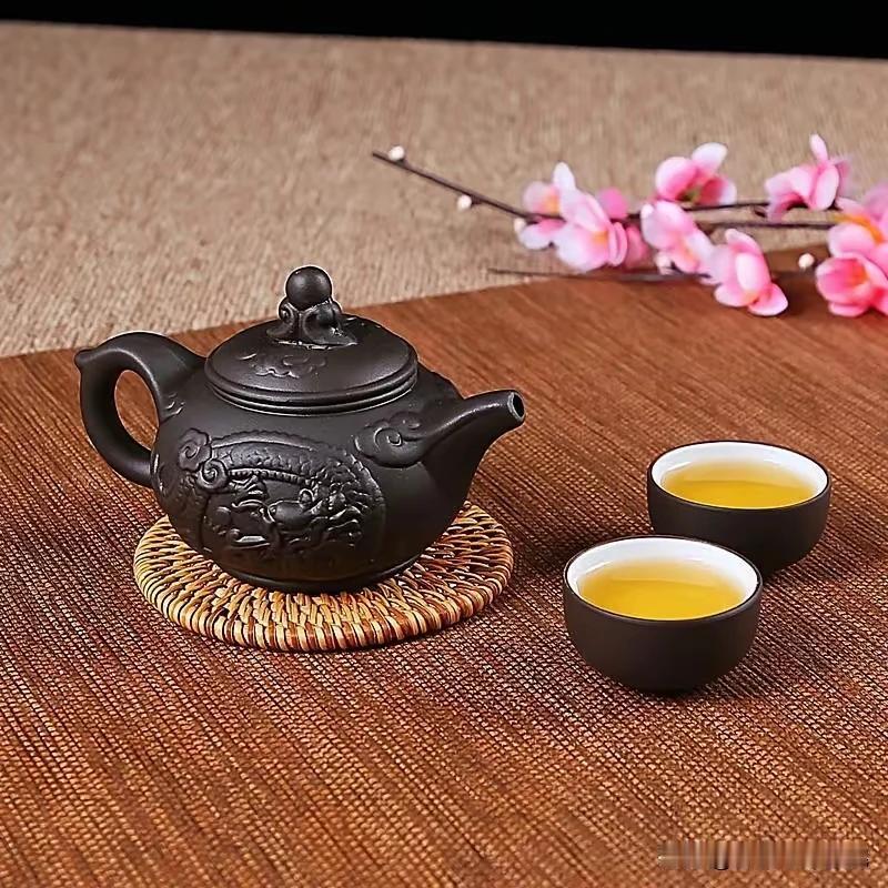 《感悟》远近亲朋已暮年，微笑人生夕阳晚。半壶老酒听花落，一杯清茶读书闲。