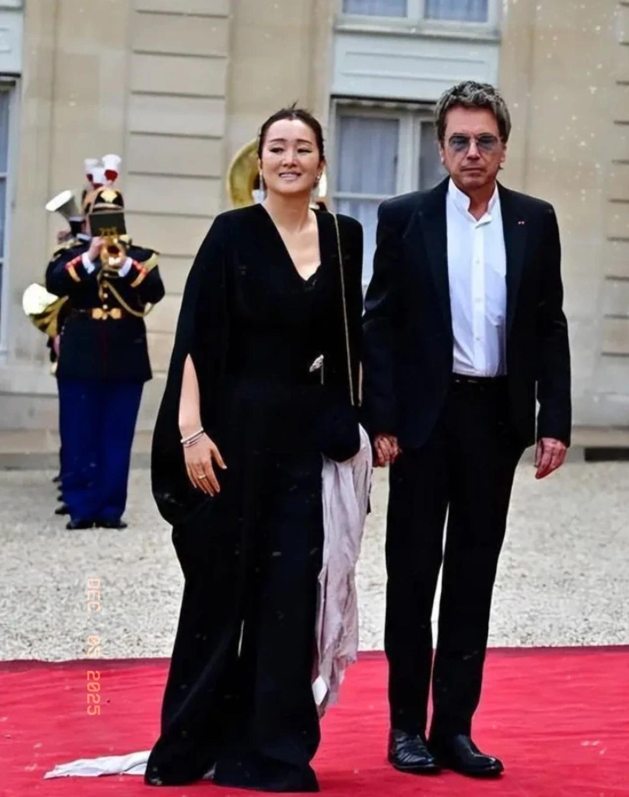 看到巩俐又随马克龙访华，这事儿确实值得琢磨一下。人家总统的随行团队里，