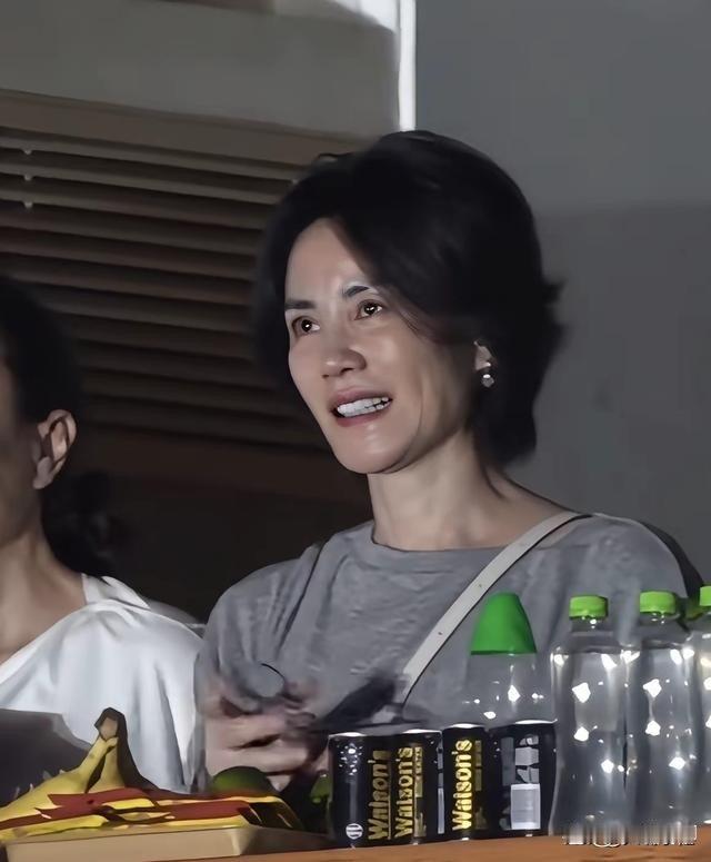 岁月不饶人，美人也有迟暮的时候，王菲现身那英演唱会，脸上松弛的皮肉和皱纹暴露了年