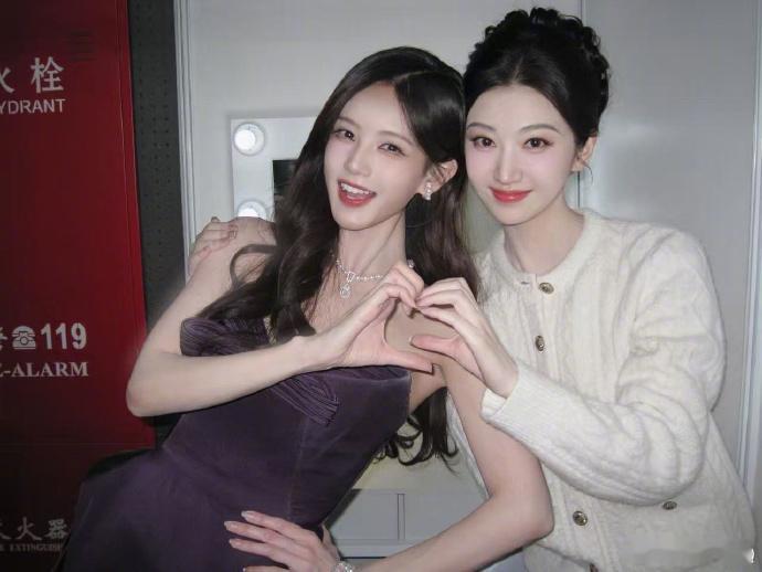 李一桐惠英红亲亲李一桐发了好多合照和亲亲了，还晒了好多和美女们微博之夜后台的贴