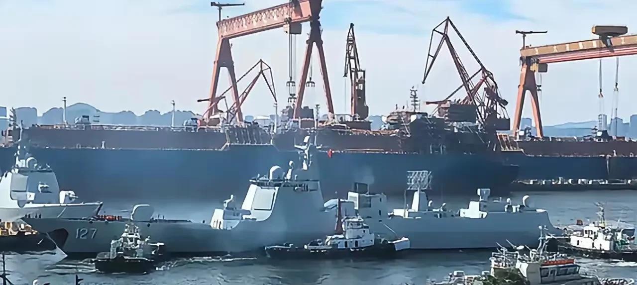 127号驻马店舰入列海军，驱逐舰第1支队兵强马壮！前几天，126号“菏泽”舰刚