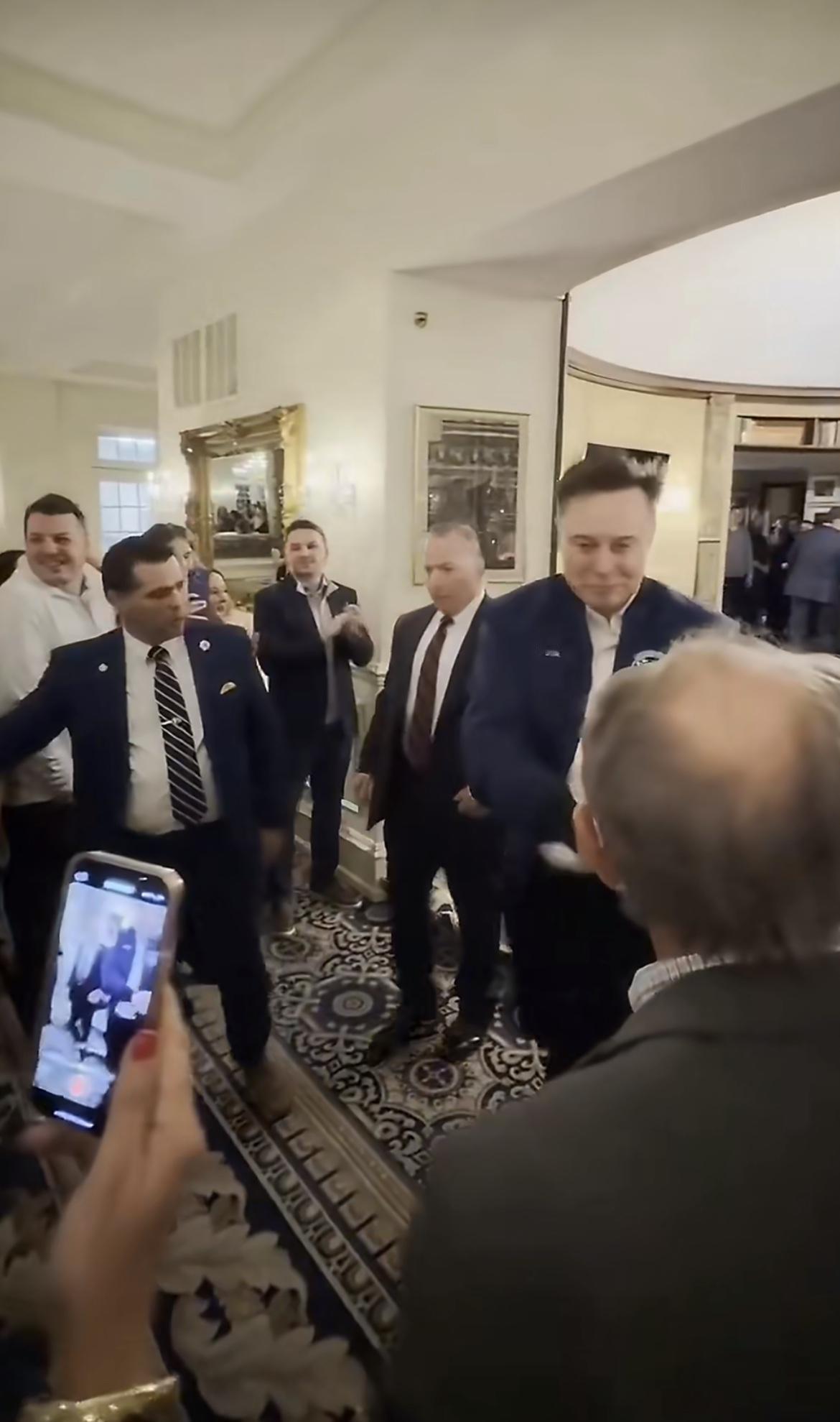 马斯克现身海湖庄园！近日，特斯拉创始人埃隆·马斯克再度现身佛罗里达州的海湖庄