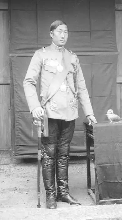 1911年，四川总督赵尔丰的下属尹昌衡，接任他的总督职位。并给他留下3000护卫