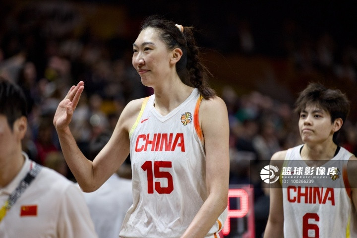韩旭入选女篮世界杯最佳二阵，韩旭忍不住发文，透露心声2026年国际篮联女子篮球世界杯决赛，美国女篮以
