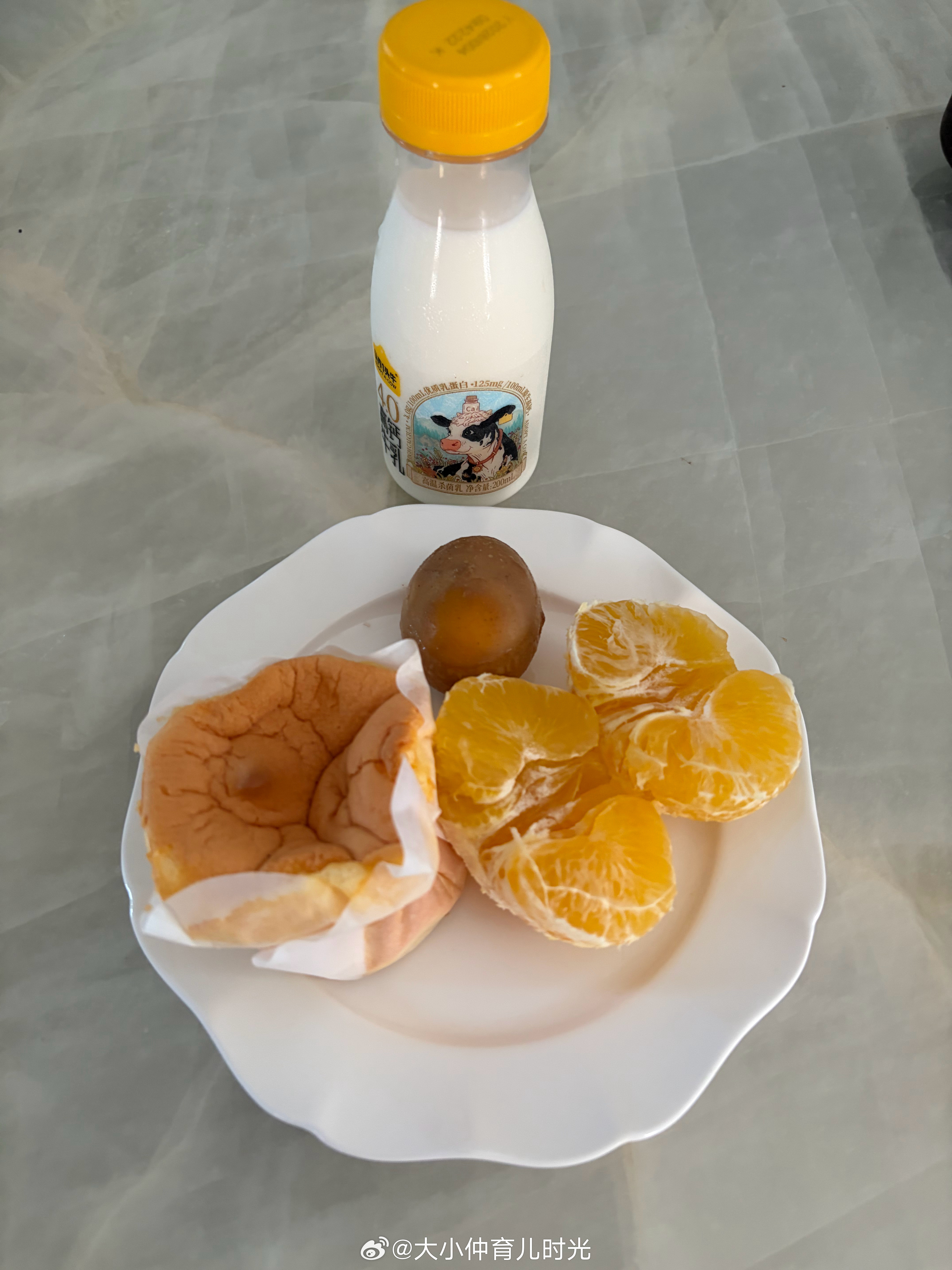 仅仅拍个照而已，早餐都是在路上吃，边走边吃一个舒芙蕾蛋糕，一个爱媛，一个卤蛋，一瓶鲜奶。小小仲说:好