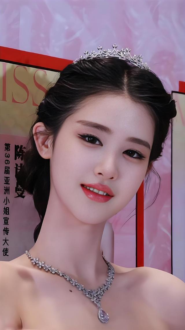 一个漂亮的小姐姐戴着皇冠和项链。