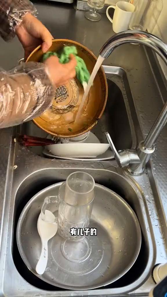 60后婆婆高能量的一天，像个陀螺一样转。都说养儿为防老，现实是养儿得干到老。给