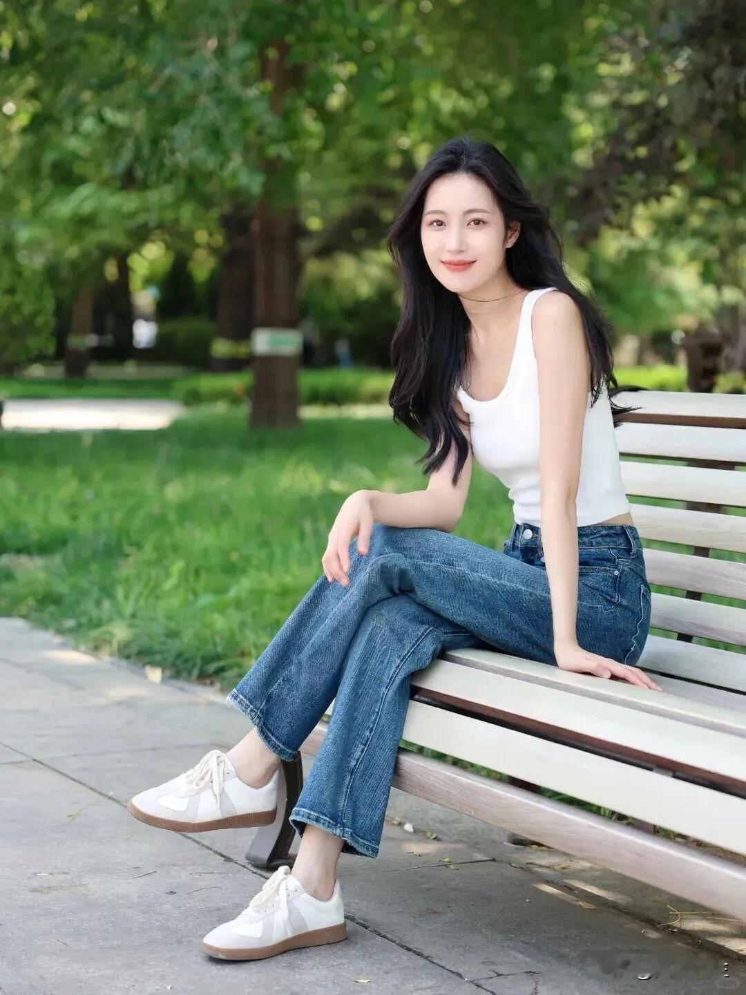 秋光染透水杉林，笔挺枝干擎着朱红羽叶，风过簌簌落满小径。阳光穿过枝叶筛下碎金，踩