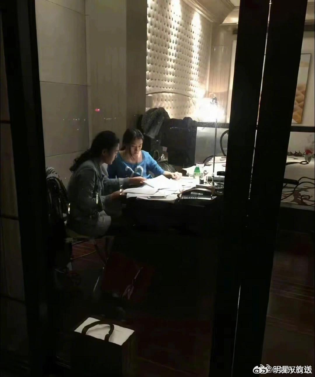 关晓彤学习成绩好的原因找到了关晓彤边拍戏边学习的那些年考古到了上学时期的照片
