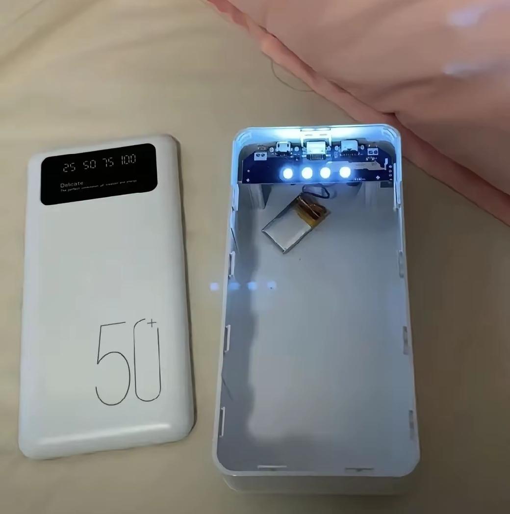 之前在火车上买的充电宝，拆开一看，竟然里面是这样的，这也太坑人了吧？是不是涉嫌