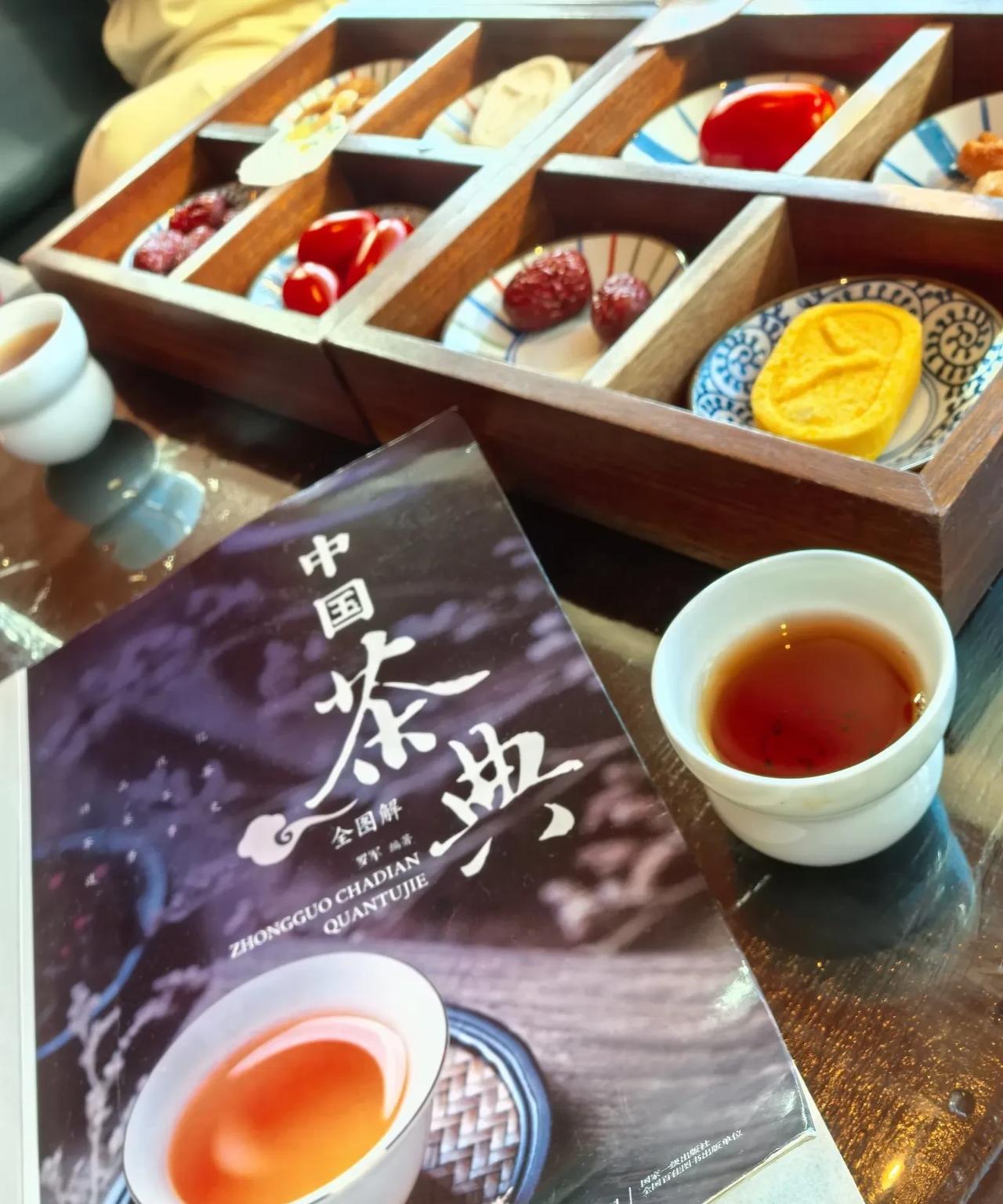 在哈尔滨，去哪里找一个能看江景，能品茶，能聊天、放空、发呆的地方呢？子曰减法空间