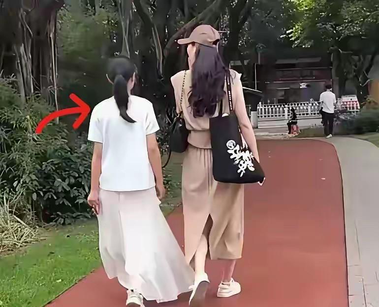 小玥儿剪短发型了！她真的适应了北京，喜欢上了新生活，头发以前及腰，现在短了一半
